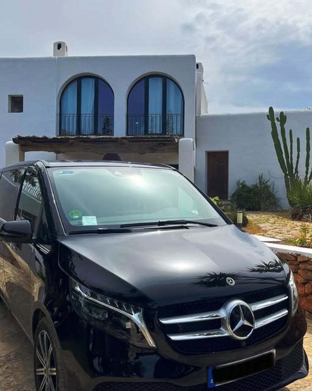 Mercedes V-Class ante una finca payesa ibicenca